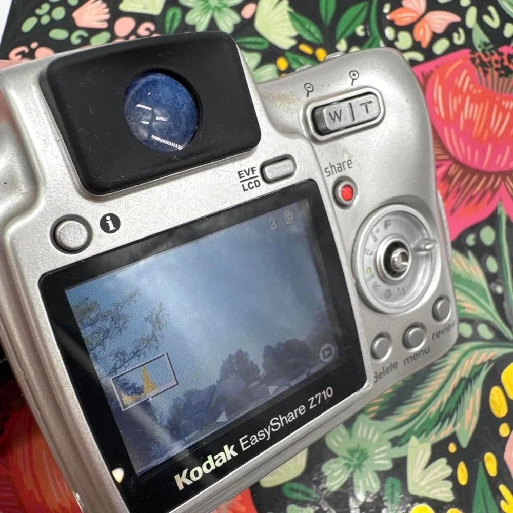Kodak EasyShare Z710 Silver 7.1MP Digital Camera 10x Optical Zoom with 128MB SD